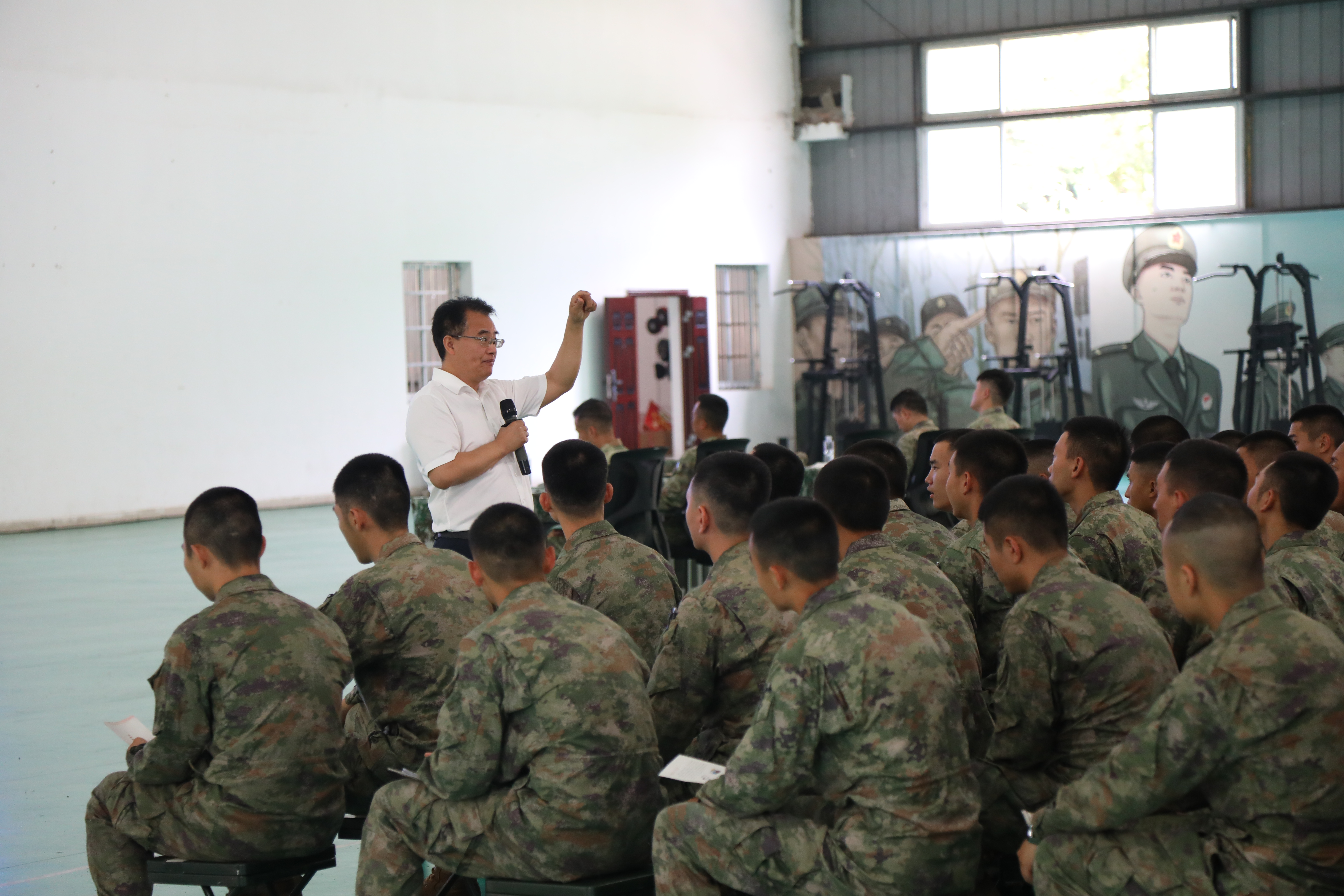 吳嘉斌律師正在為官兵解答法律疑問(wèn)。.jpg