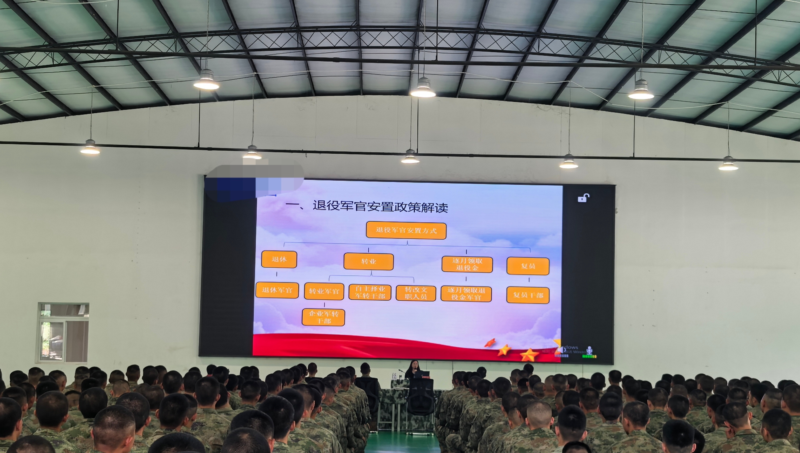退役軍人事務(wù)局工作人員為官兵講解安置政策。.jpg